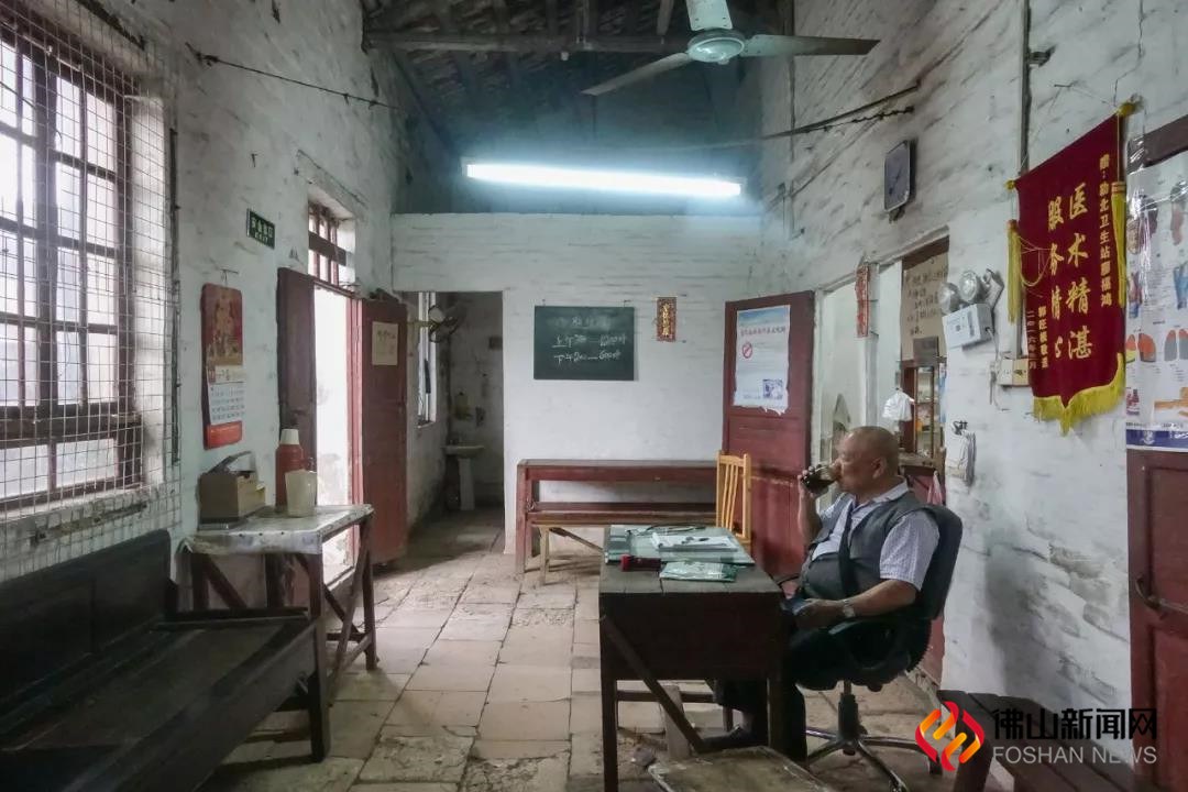 清晨7点20分，73岁的村医廖福鸿正在自己的诊室里喝茶，等待着病人的到来。（行者阿飞摄）