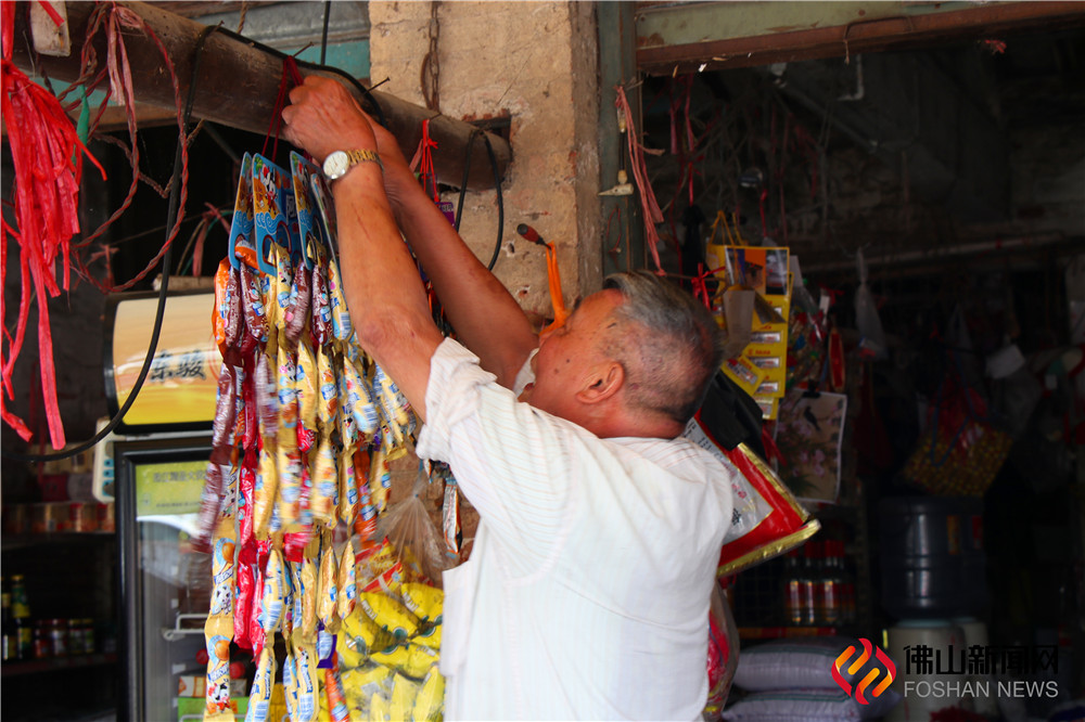 在顺德杏坛龙潭村，左拐右弯的坊间深处有间杂货铺，开店的正是“国宝“级别的龙舟国家非物质传承人陈振球，陈伯。今年78岁的他，说唱龙舟已经62年了。
