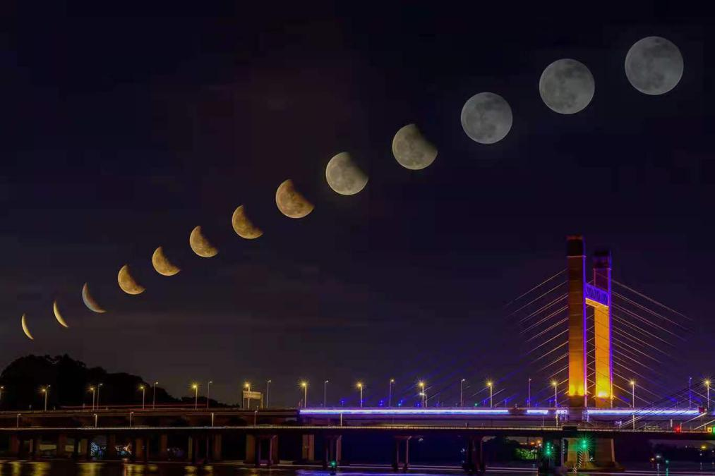 5月26日，“超级月亮+红月亮+月全食”组团亮相。当月亮、地球、太阳三者在宇宙中的位置在一条直线上时，地球的影子将月亮挡住，就会发生月食。网友把月亮从初亏到复圆全过程合成在一张图上。（摄影：莫冠迪）