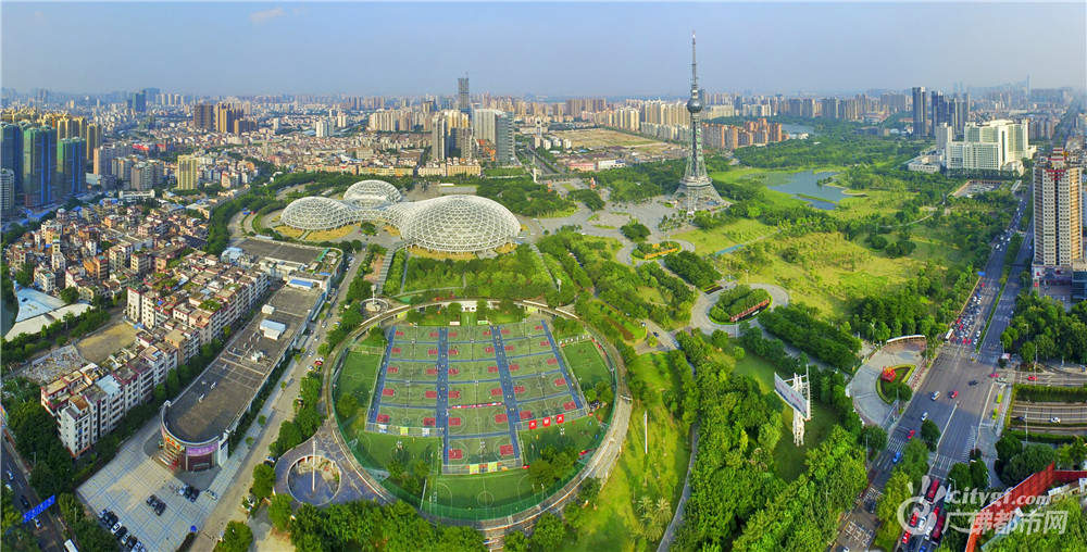 岭南明珠体育馆位于广东省佛山市禅城区季华五路，于2004年4月动工，2006年6月建成。作者：梁斌