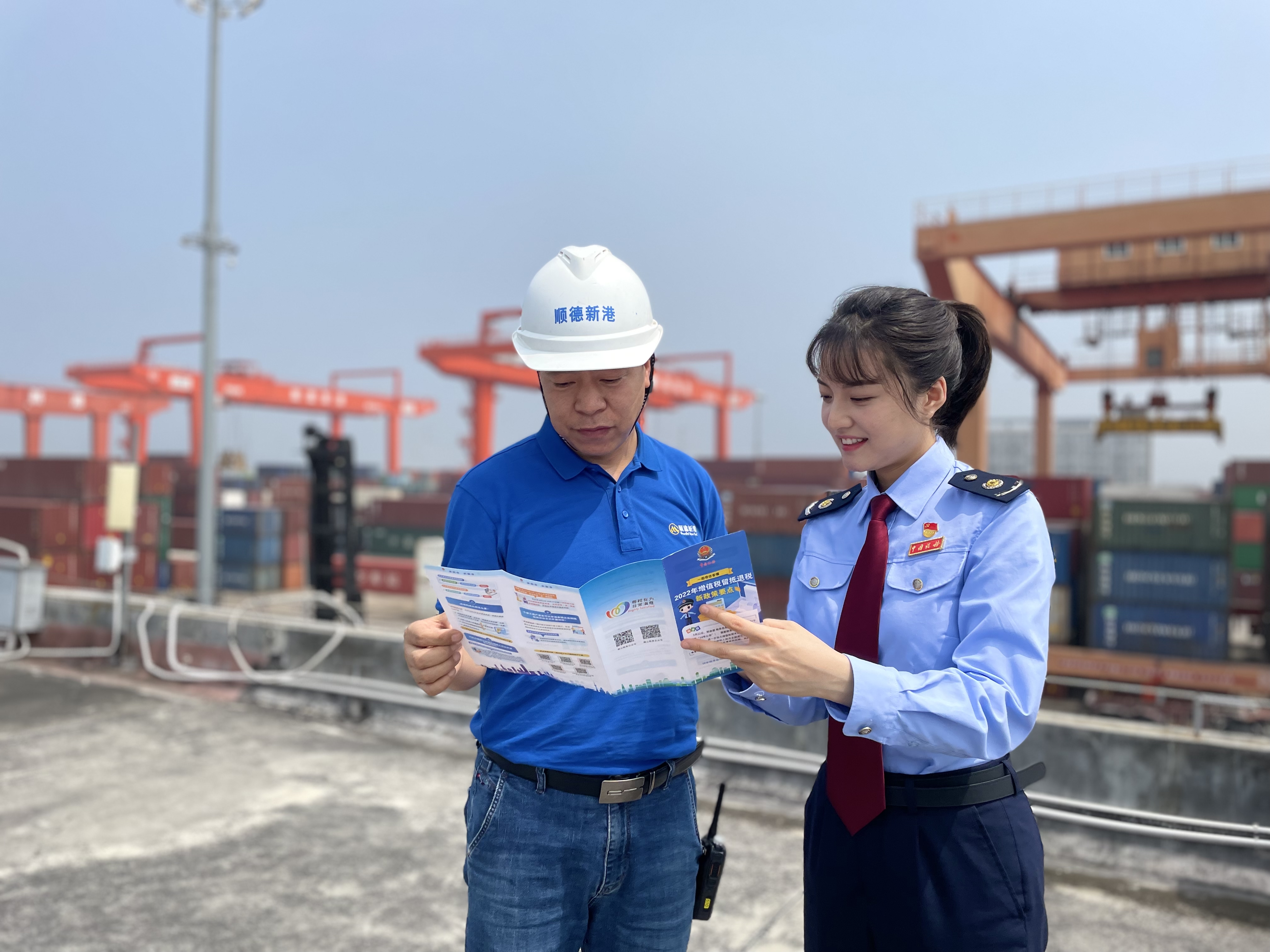 佛山税务部门工作人员走访广东颐德港口有限公司，向企业负责人介绍增值税留抵退税政策。