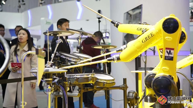 弹吉他、打架子鼓、弹钢琴……格力自主研发的工业机器人“吹拉弹唱”样样精通，组成了乐队现场表演，吸引了不少观众驻足围观。（摄影：潘伟欣）