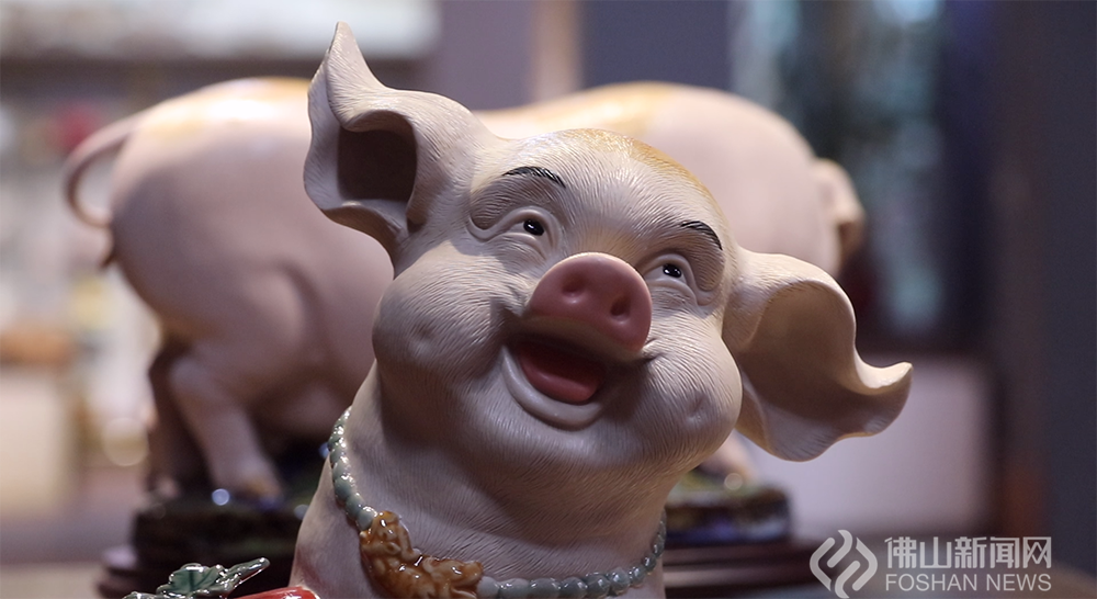 40多位陶艺家创作的近百款猪年陶艺生肖在展览中隆重登场。 黄惠信/摄