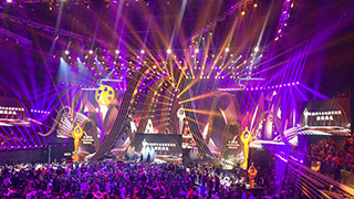 11月10日，佛山今夜星光灿，光影盛事又一年！当晚，第34届大众电影百花奖颁奖典礼暨第27届金鸡百花电影节闭幕式在佛山国际体育文化演艺馆拉开帷幕！