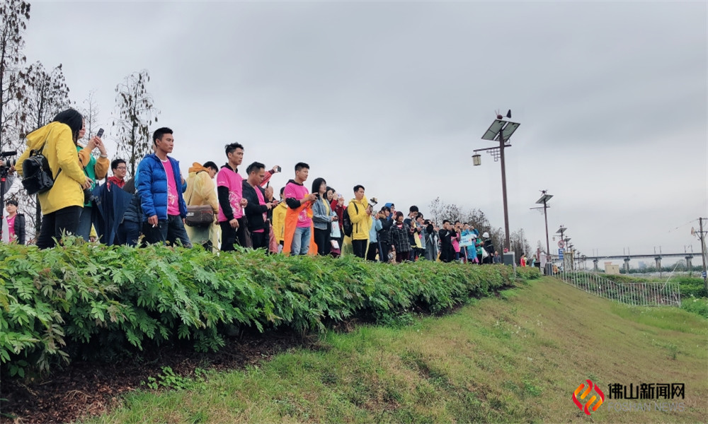 3月9日，上千团队过万人共同用脚丈量贤鲁岛（图片：吕燕珊）
