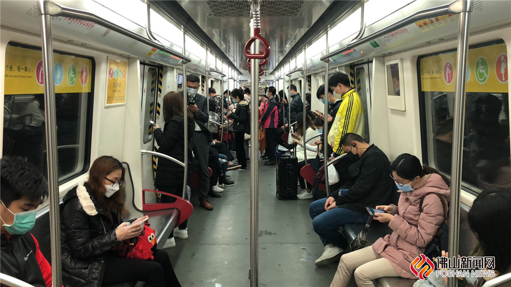 清早8点的广佛地铁，车厢比往常稀疏，上班族都戴上了口罩等防护装备。图：林海咏