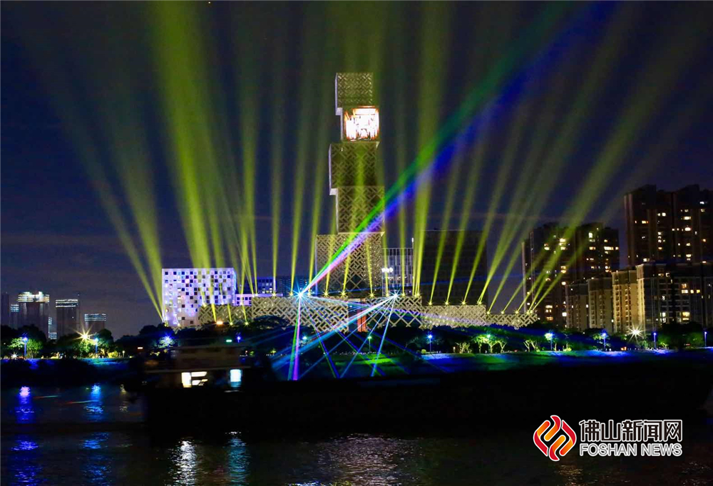 7月1日晚8点，佛山新城世纪莲和坊塔等地标以流光溢彩的全新形象亮相。