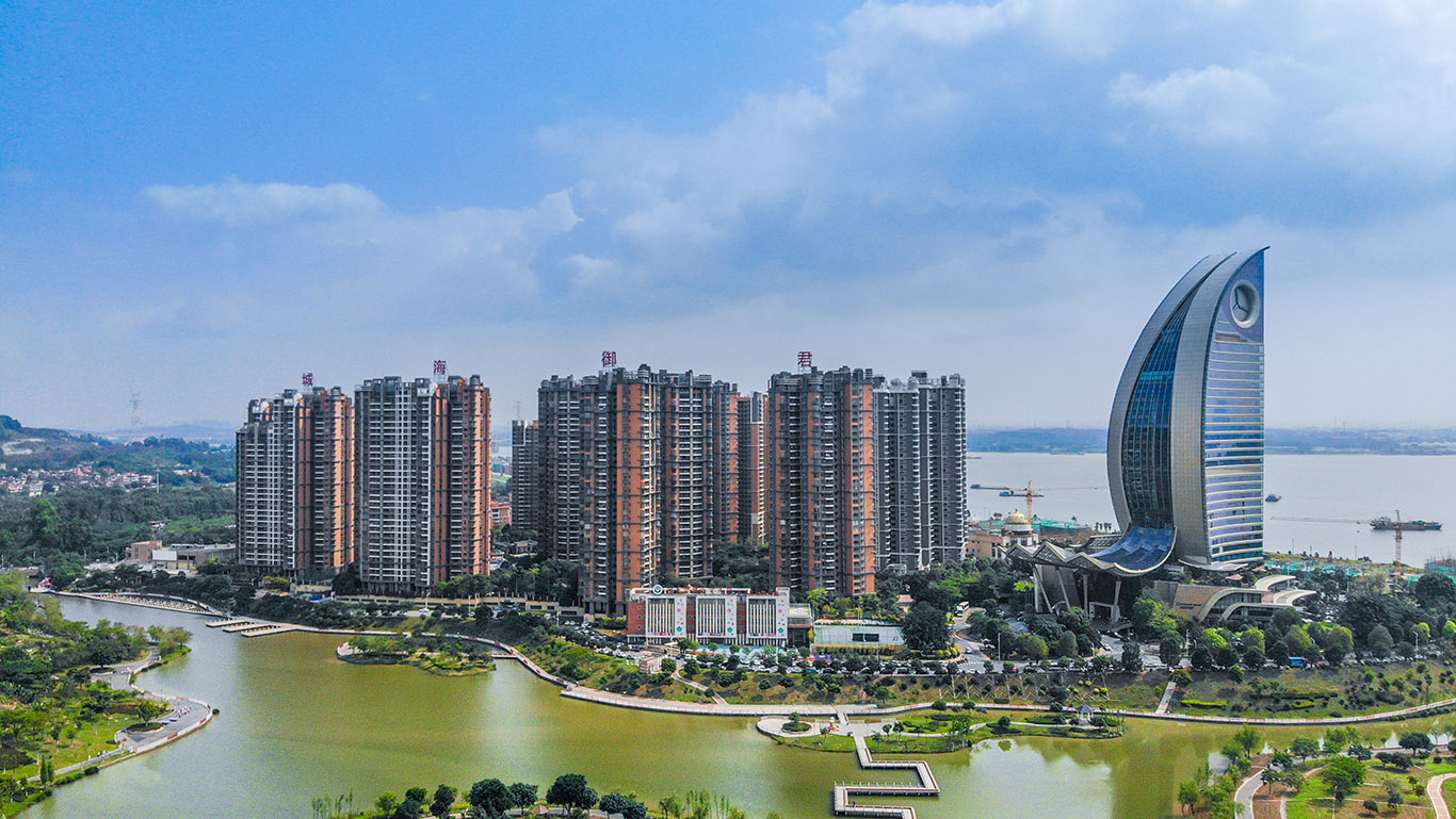 初夏的智湖湿地公园，云层在公园上空漂浮。佛山日报记者洪海摄