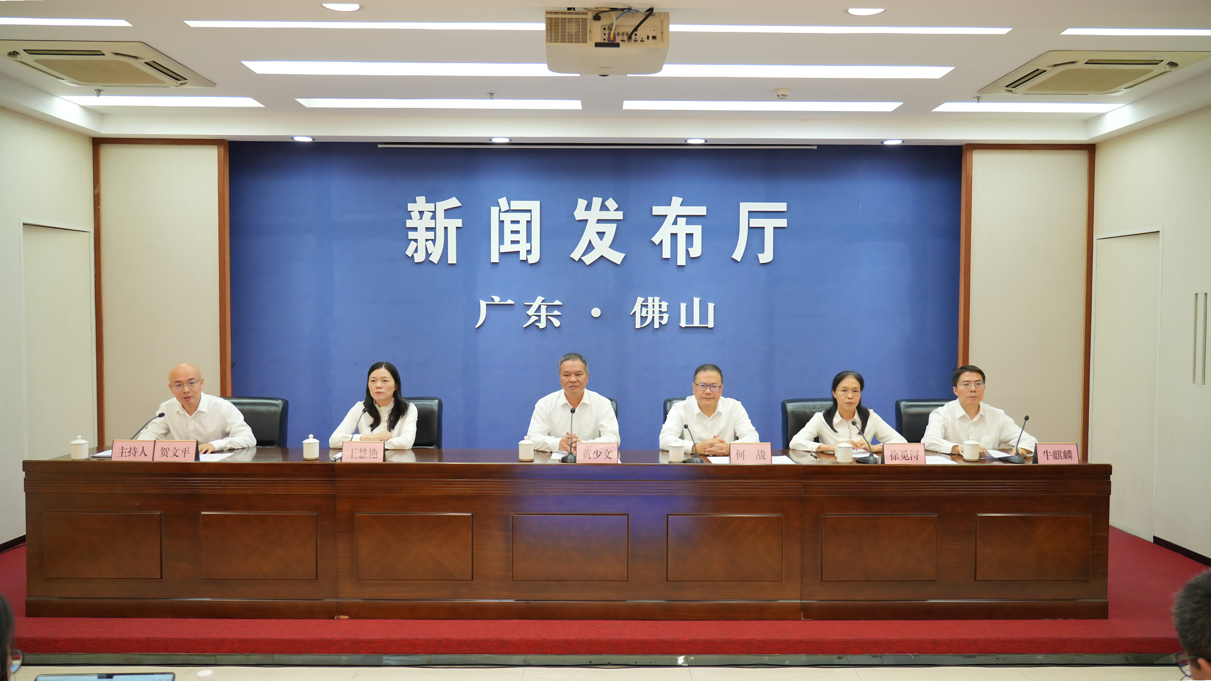 发布会现场2.jpg