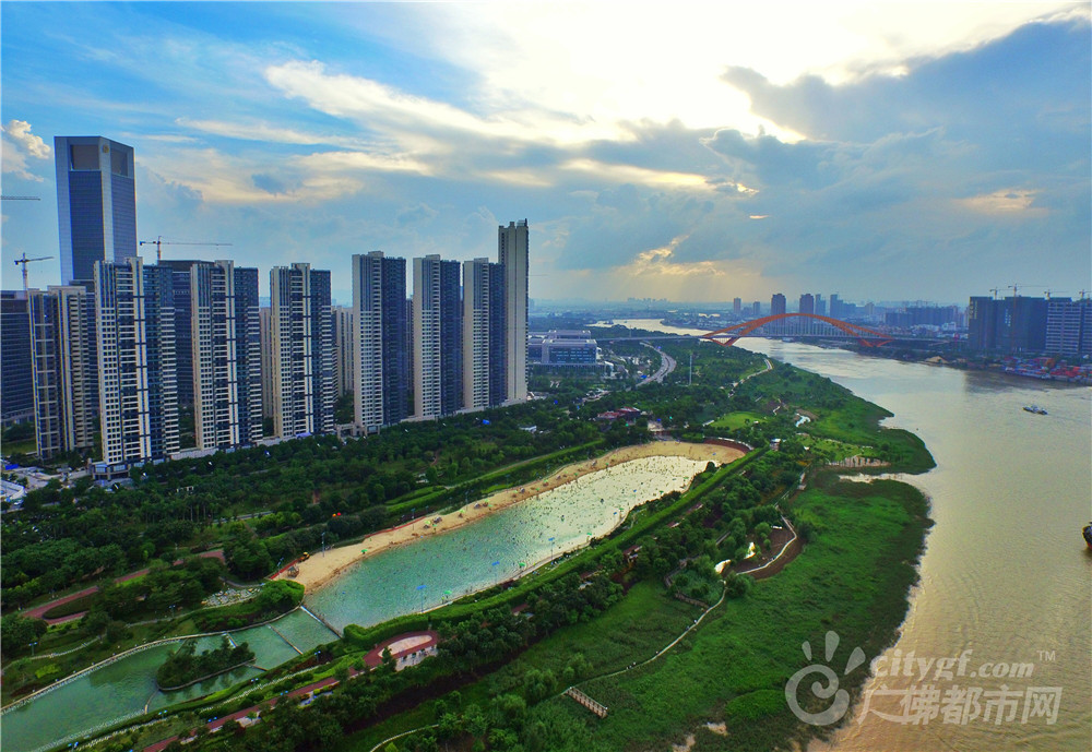 新城湖畔 作者：梁斌