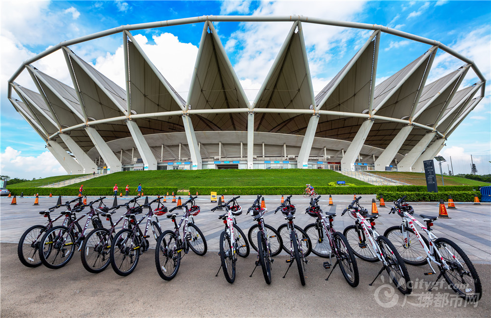 蓝天白云下的世纪莲体育馆。 作者：Fstomy