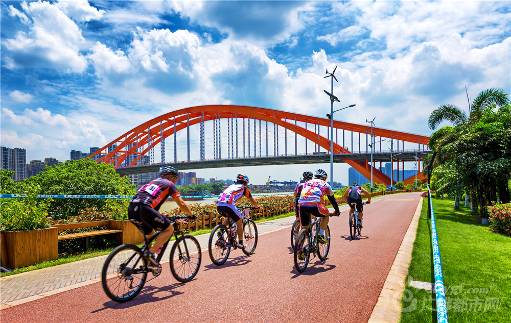 车手后的东平大桥格外显眼。 作者：Fstomy