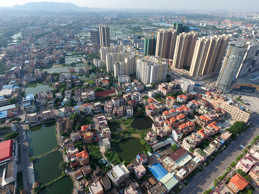 改革开放以来，南海作为广东“四小虎”之一，更是走在经济发展的前列。但历届政府都十分重视生态环境的保护。在九江镇，现代化的新城与岭南水乡田园和谐共荣。广佛都市网航拍工作室出品  摄影：龙上淳