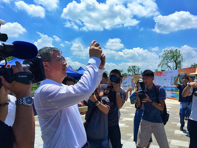 今日恰逢佛山市城市升级大巡查，在北围新型都市产业园内巡查的市委书记鲁毅也忍不出拿出手机，记录下美丽的“佛山蓝”。摄影：佛山日报社记者周春