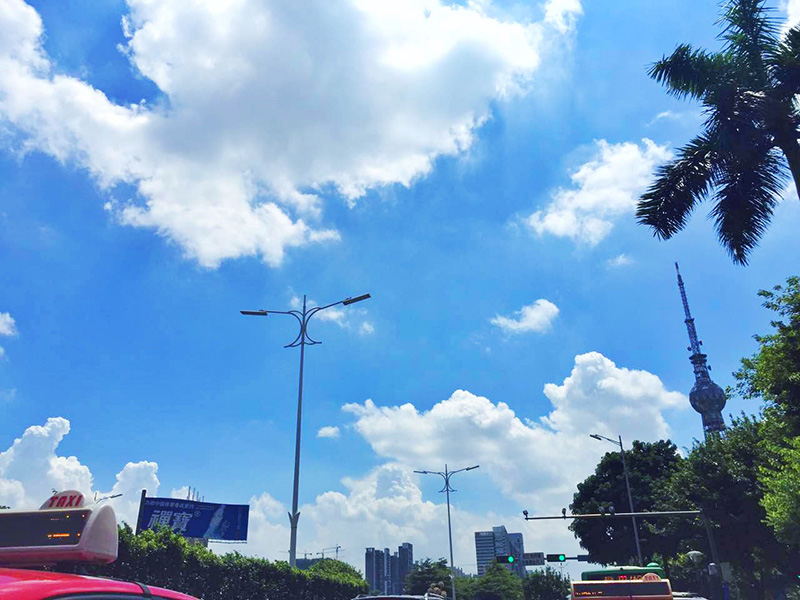 蓝天白云构成的舒心画面已然变成了美丽佛山的日常“标配”。图为佛山新城。摄影：琳琳