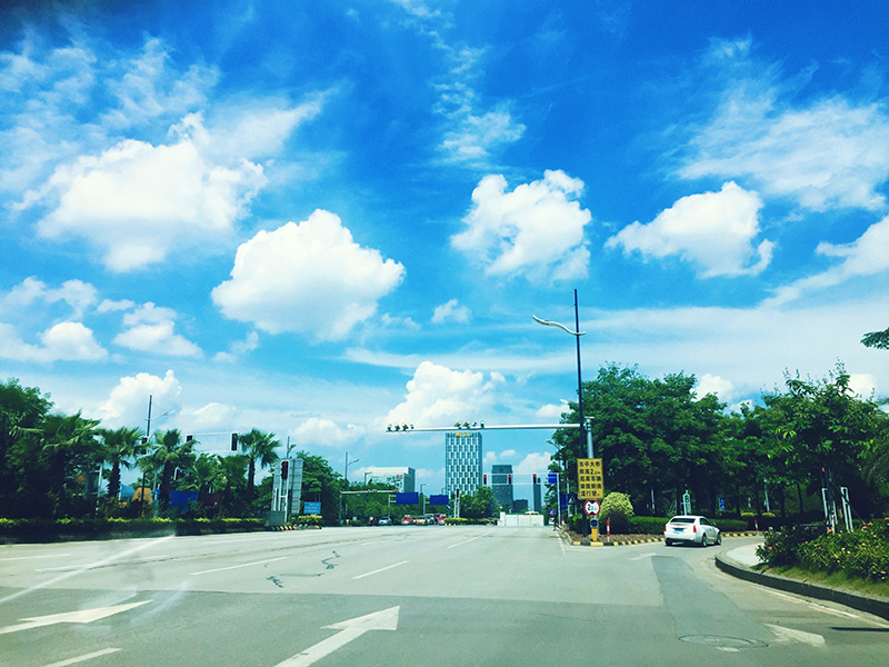 蓝天白云构成的舒心画面已然变成了美丽佛山的日常“标配”。图为佛山新城。摄影：琳琳