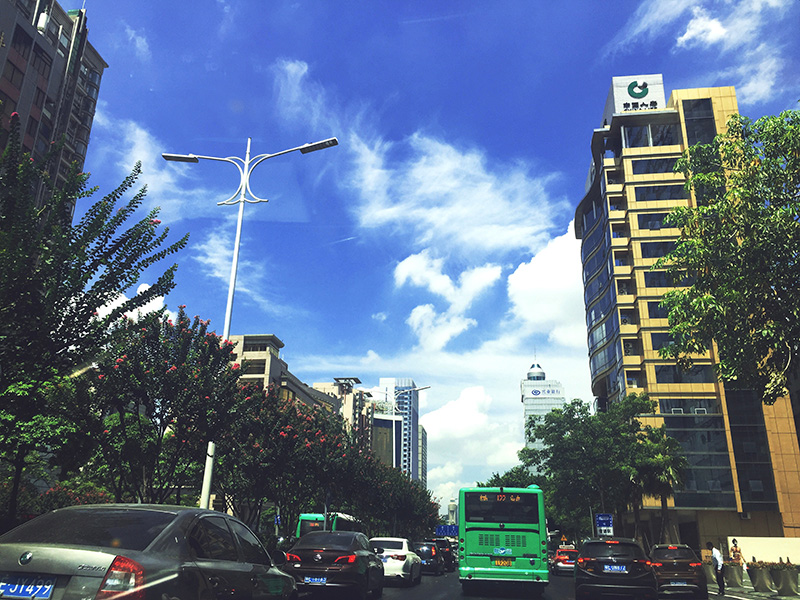 蓝天白云构成的舒心画面已然变成了美丽佛山的日常“标配”。图为季华路与岭南大道交界处。摄影：琳琳