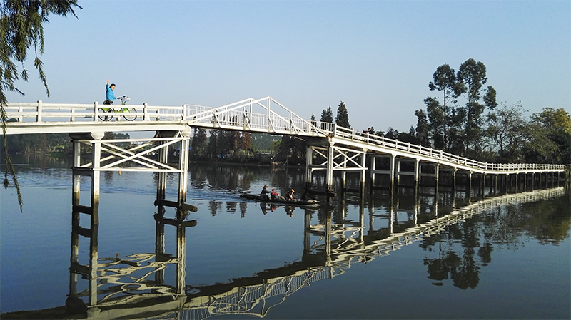 美不胜收的桂畔海小桥黛影。（作者：梁以钊，本图为“生态佛山，绿色生活”环保摄影作品评选获奖作品）