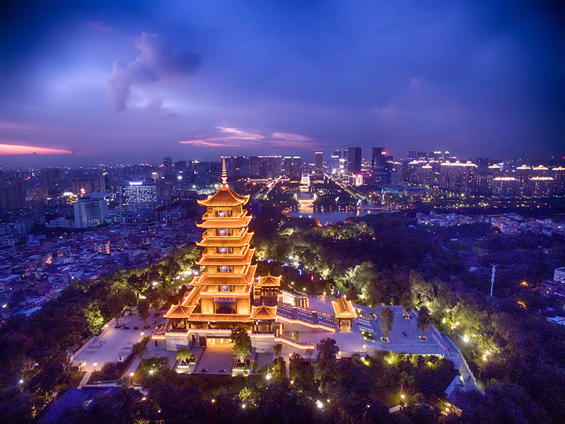 七层高阁俯览眺，夜色灯湖璀璨美。（作者：方智恒，本图为广东金融高新区摄影赛获奖作品）