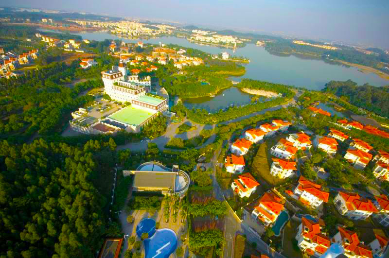 据丹灶政府网站2015年披露的数据，其辖区面积143.5平方公里，下辖村（居）委会24个（包括6个村、18个社区），村民小组24个，总人口约18万人，其中户籍人口、外来人口各占一半。（来源：丹灶镇官网）