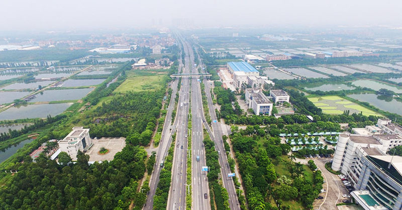 除了令人眼前一亮的水乡风光，丹灶的经济发展也十分晃眼。广东新能源汽车核心部件产业基地、南海日本中小企业工业园、欧洲中小企业园，颇有产业聚群效应。图为丹灶镇政府周边航拍。（来源：大粤网）