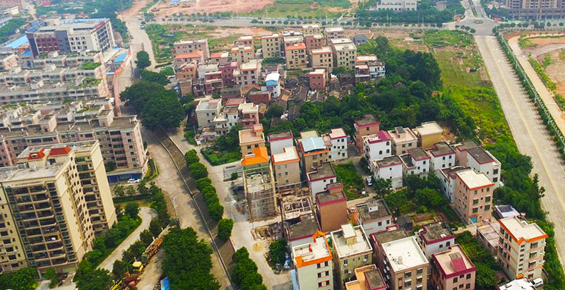 丹灶素有“中国日用五金之都”之称，已累计引入工业项目约160个，其中世界500强及其关联项目8个，日、意资汽配企业32家，一汽大众配套企业6家。图为丹灶镇周边航拍。（来源：大粤网）