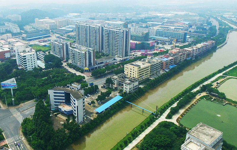 丹灶2015年预计实现地区生产总值97.5亿元，同比增长7.6%。批发零售住宿餐饮营业额92亿元，增长15%，消费的增速远超GDP。丹灶在2015年首次进入中国百强镇排行榜名单，排第99位。图为丹灶镇周边航拍。（来源：大粤网）