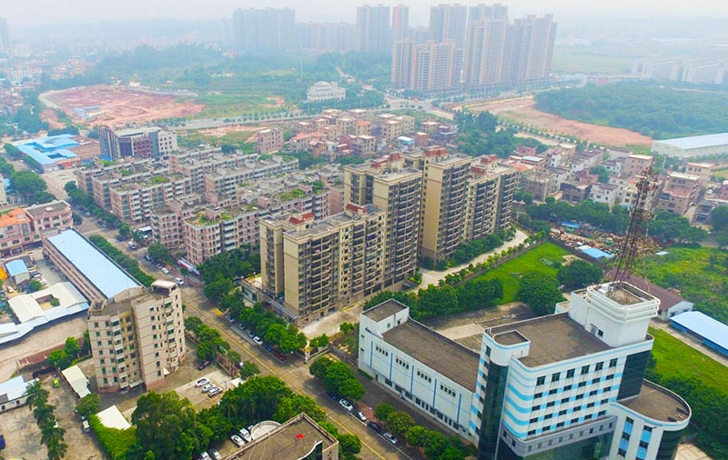 丹灶镇2015年引入了力合星空孵化器等一批科技创新型项目。2016年其目标是打造大金智地科技创新先导区、生态工业园智能制造装备集聚区、物流新城主题特色工业区等三大产业片区。图为丹灶镇周边航拍。（来源：大粤网）