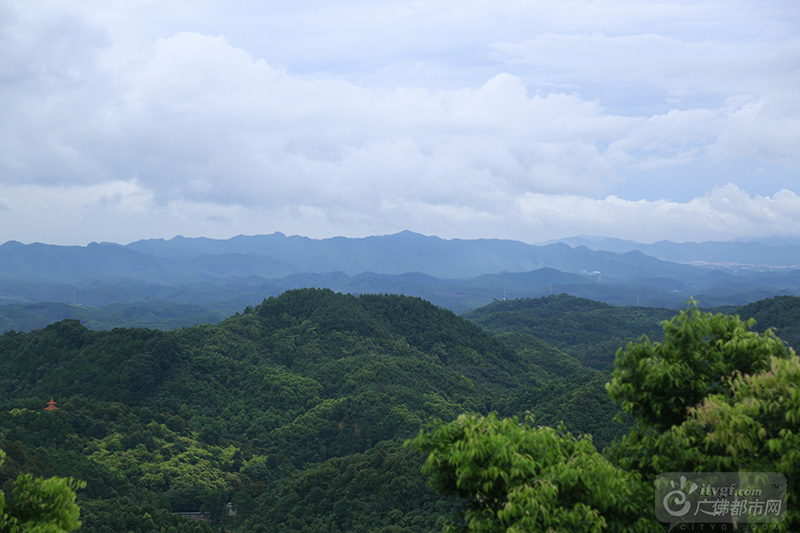 9月28日，在吉林长白山举行的2016中国森林旅游节上，广东佛山市云勇林场获“中国森林体验基地”命名授牌。（俯瞰云勇森林公园 广佛都市网记者张斯特摄于云勇森林公园）