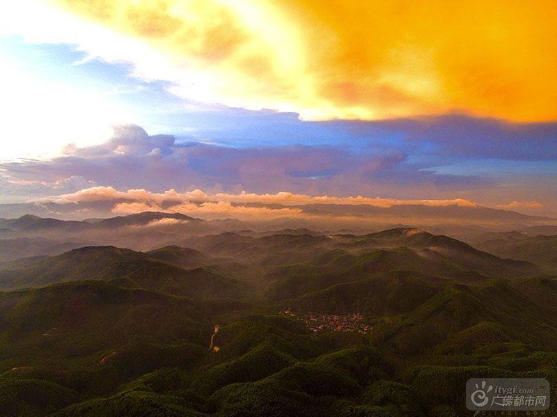 破晓时分，大片云海从天际间奔涌而来，经过山峰时或浓或淡，时而如瀑布般倾泄而下，在山峰之间奔流；时而如飘动的白色轻纱，在山峰间若隐若现。（云勇日出 广佛都市网龙上淳摄于云勇森林公园）