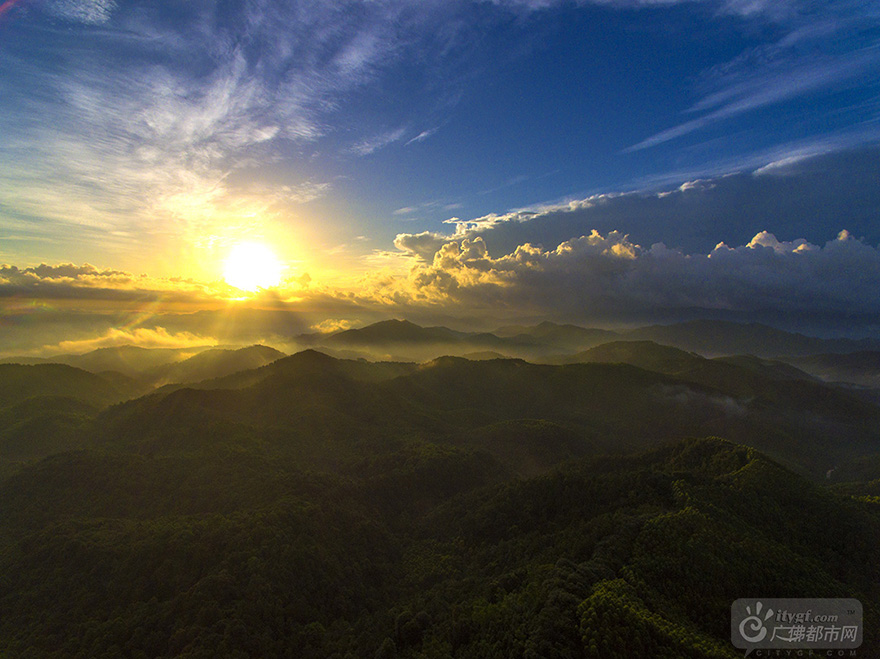 生活中的诗意和远方都集中于此，仿佛在这大美之中，心胸也随之开阔。（云勇日出 广佛都市网龙上淳摄于云勇森林公园）