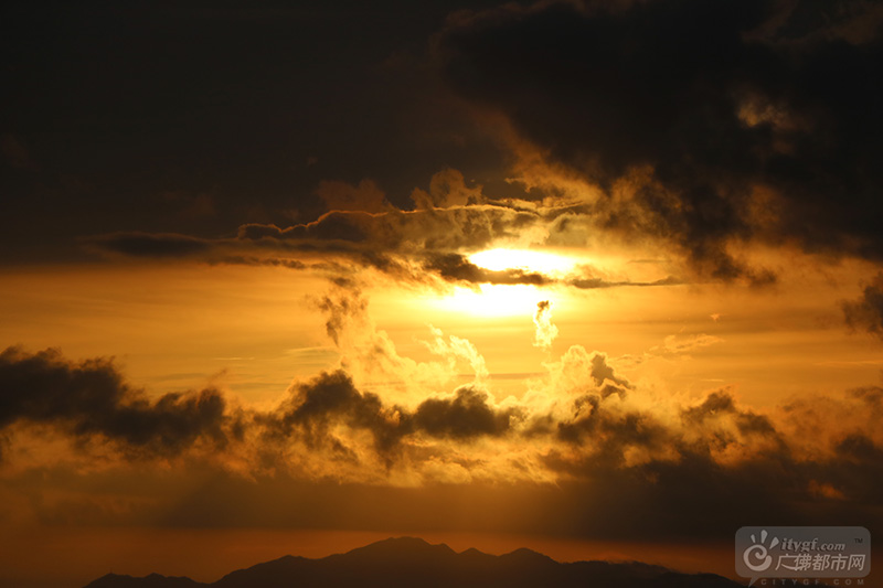 一个日出百样景，在云勇之巅赏日出就像看了百幅大师手笔的风景画。只不过这些风景画美得天然，令人沉醉。（云勇日出 广佛都市网记者张斯特摄于云勇森林公园）