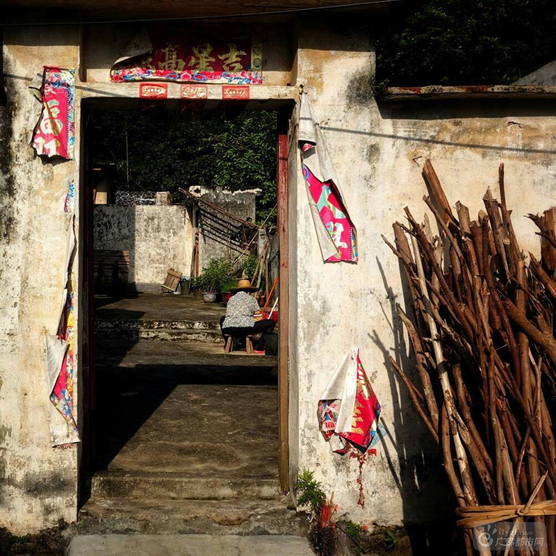 在这里，处处都有过去的影子。远离城市的喧嚣，云勇村还保持着最初的那份质朴。（村中一隅 广佛都市网记者谭杰才摄于云勇村）