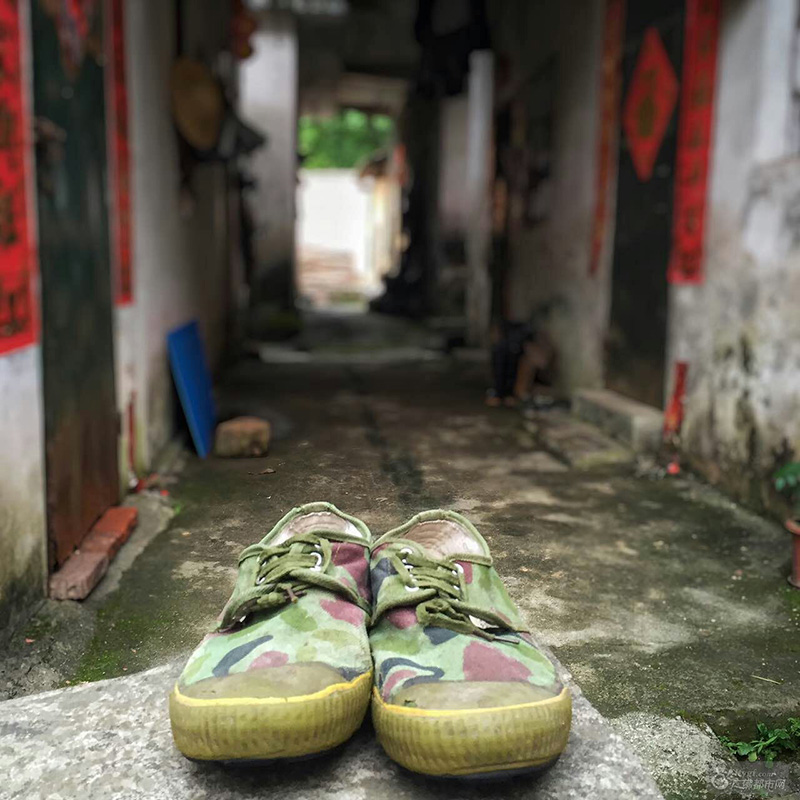 古朴小巷，一双胶皮鞋，巷口那边通向哪里？是否能通向另一个秘境？（小巷 广佛都市网记者谭杰才摄于云勇村）