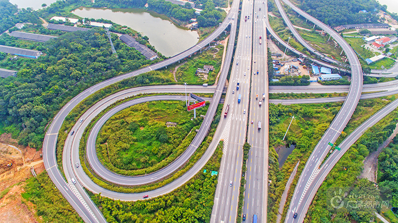 佛山一环全长（环线部分）158公里，环绕940平方公里土地，为广东省内最长的环城公路。图为佛山一环狮山立交。（拍摄：广佛都市网记者陈智杰）