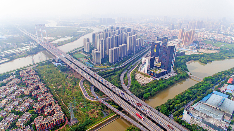 为纪念佛山一环建成十周年，佛山一环西拓工程与佛山地铁3号线今日动工，魁奇路东延线也于本日通车。图为佛山一环季华东立交。（拍摄：广佛都市网记者陈智杰）