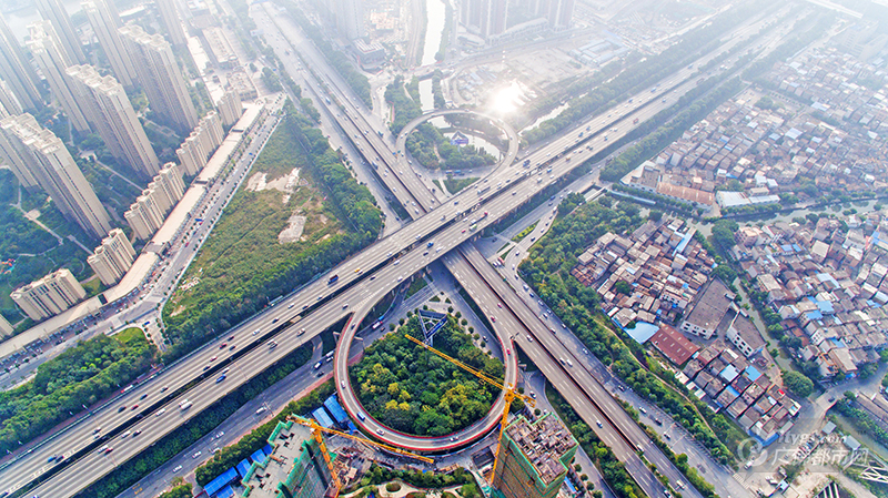 为纪念佛山一环建成十周年，佛山一环西拓工程与佛山地铁3号线今日动工，魁奇路东延线也于本日通车。图为佛山一环海八路立交。（拍摄：广佛都市网记者陈智杰）