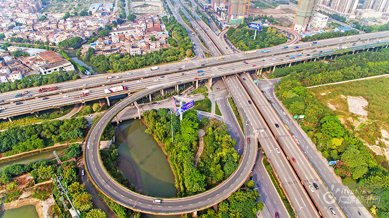 为纪念佛山一环建成十周年，佛山一环西拓工程与佛山地铁3号线今日动工，魁奇路东延线也于本日通车。图为佛山一环海八路立交。（拍摄：广佛都市网记者陈智杰）