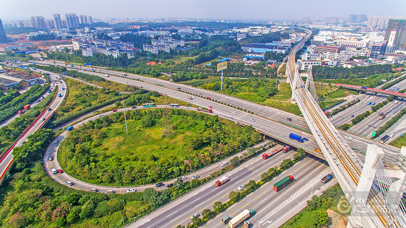为纪念佛山一环建成十周年，佛山一环西拓工程与佛山地铁3号线今日动工，魁奇路东延线也于本日通车。图为佛山一环桂丹立交。（拍摄：广佛都市网记者陈智杰）