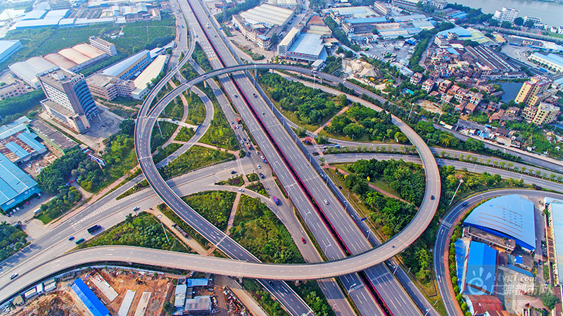 为纪念佛山一环建成十周年，佛山一环西拓工程与佛山地铁3号线今日动工，魁奇路东延线也于本日通车。图为佛山一环陈村立交。（拍摄：广佛都市网记者陈智杰）