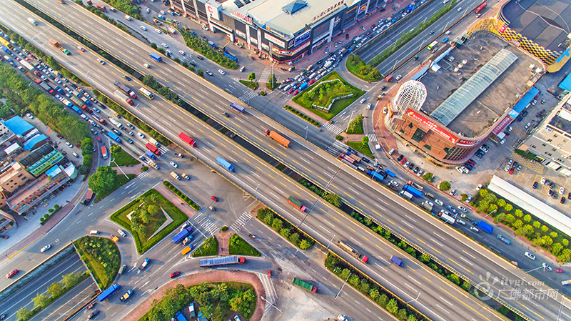 为纪念佛山一环建成十周年，佛山一环西拓工程与佛山地铁3号线今日动工，魁奇路东延线也于本日通车。图为佛山一环G325国道立交。（拍摄：广佛都市网记者陈智杰）