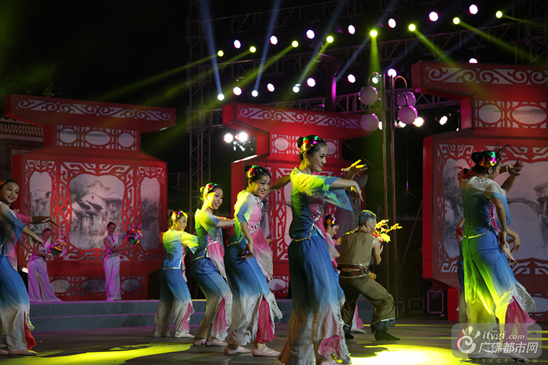 11月2日-6日，2016广东（佛山）非遗周暨佛山秋色民俗文化活动在佛山举行。秋色系列活动共10个。4日20时，秋色巡游正式开始！启动仪式舞蹈《花灯承祥》上演。广佛都市网记者陈智杰摄