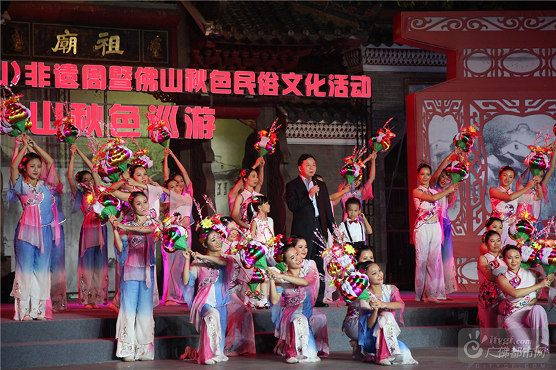 巡游分上下篇章共五大板块，参加秋色巡游有55个项目，9辆彩车。市长朱伟宣布2016秋色巡游正式开始。广佛都市网记者陈智杰摄