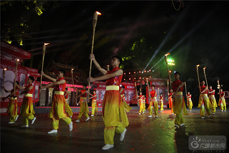今年秋色巡游有佛山项目23项，省内其他地市项目23项，国外项目1项，外省项目8项。火把队开路。广佛都市网记者陈智杰摄