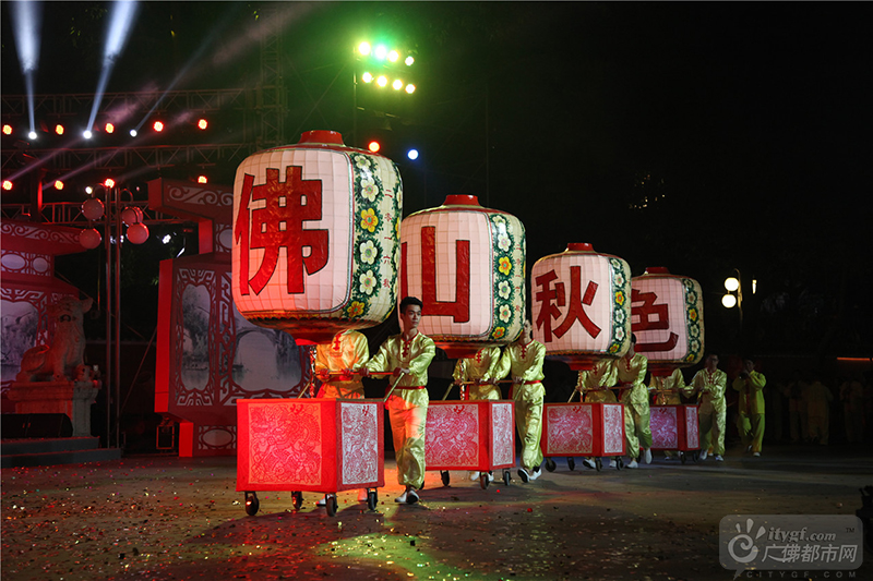 大灯笼《佛山秋色》出场。广佛都市网记者陈智杰摄