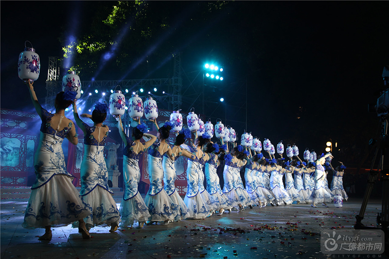 《瓷灯熠熠》，将青花瓷穿在了身上。广佛都市网记者陈智杰摄