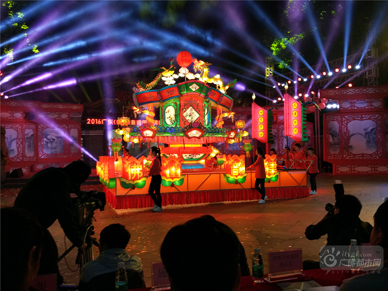 彩车一——头牌灯《佛山韵律》。广佛都市网记者包见欣摄