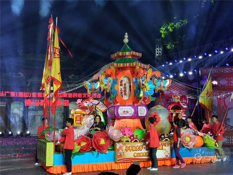 彩车二——景色之《秋色赛会》。广佛都市网记者包见欣摄