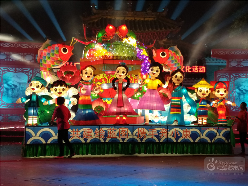 彩车六——《共创辉煌》。广佛都市网记者包见欣摄