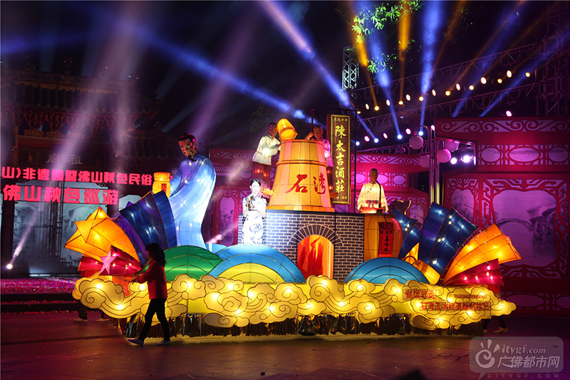 彩车八——《酒香龙醉》。广佛都市网记者包见欣摄